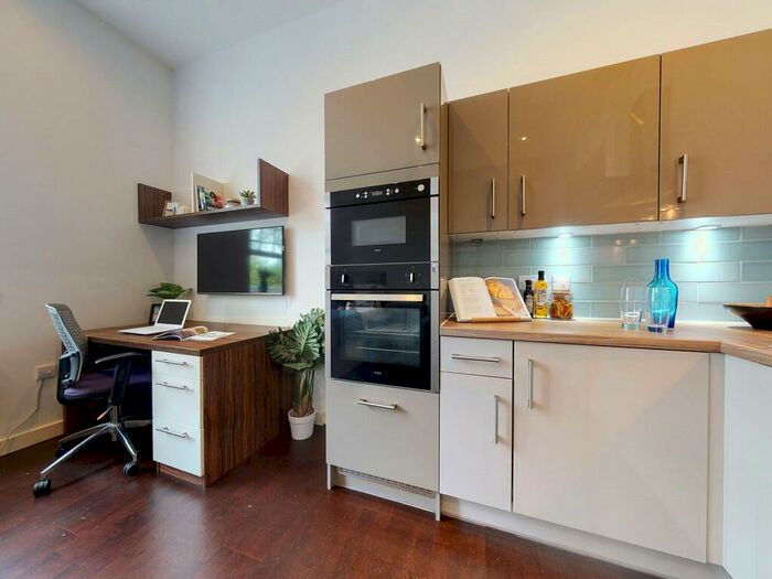 Studio To Rent In Park Square South, Leeds, West Yorkshire, LS1