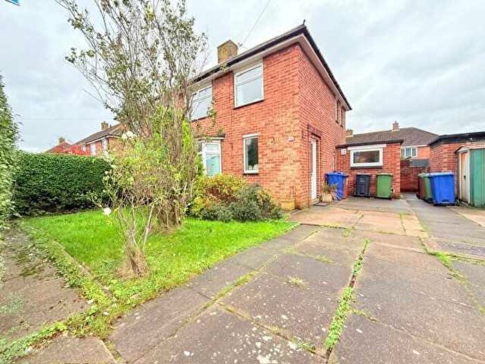 3 Bedroom Semi-Detached House For Sale In Lisburn Grove, Grimsby, DN33