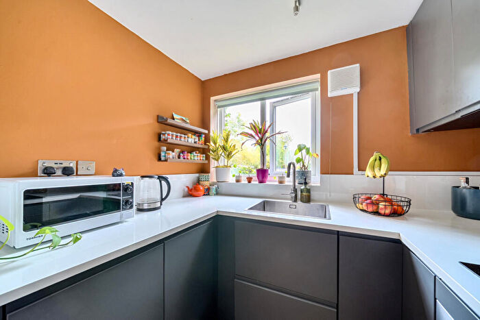 1 Bedroom Apartment For Sale In Linwood Close, London, SE5