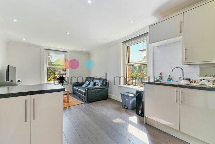 2 Bedroom Flat To Rent In Avondale Road, South Croydon, CR2