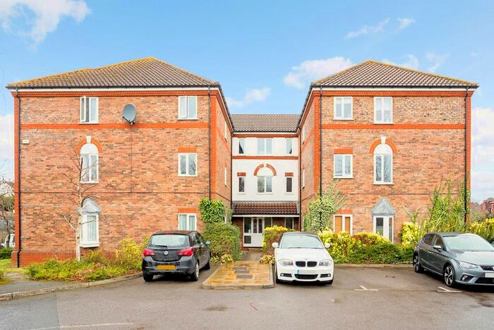 1 Bedroom Flat To Rent In Rembrandt Court, Stoneleigh, KT19