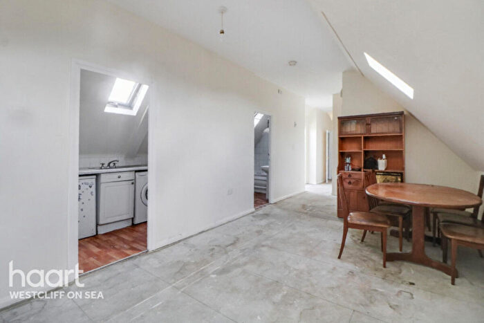 3 Bedroom Flat For Sale In Hamlet Court Road, Westcliff-On-Sea, SS0