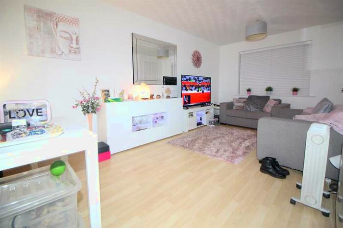 2 Bedroom Flat To Rent In Kelman Close, Waltham Cross, EN8