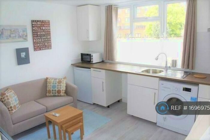Studio To Rent In Wood Green, London, N22