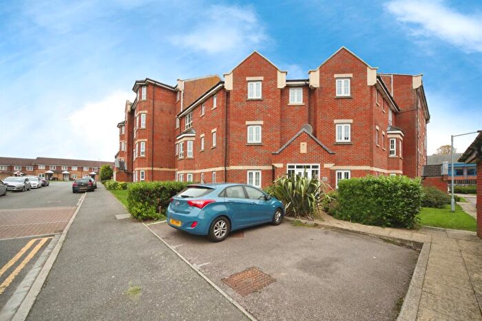 2 Bedroom Flat For Sale In Watling Gardens, Dunstable, LU6