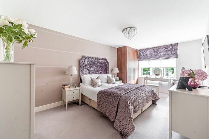 2 Bedroom Flat For Sale In Finch Lane, Bushey, WD23