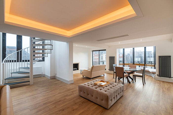 3 Bedroom Apartment To Rent In Drayton Gardens, Chelsea, SW10