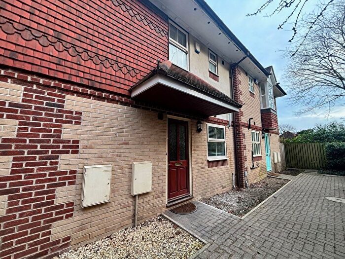 2 Bedroom Detached House To Rent In Redhouse Lane, Leeds, West Yorkshire, Uk, LS7