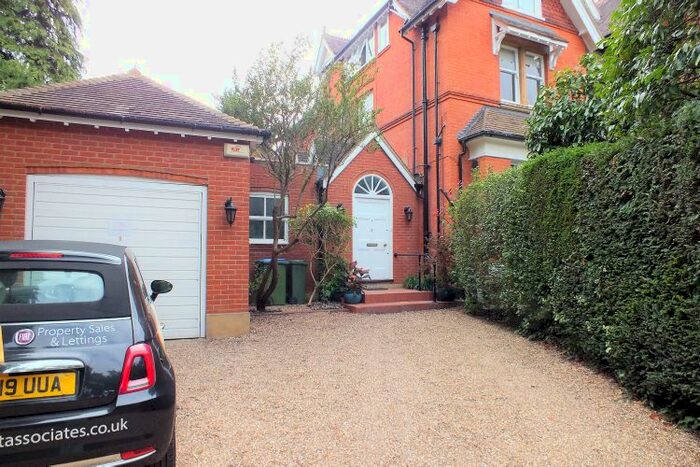 3 Bedroom Flat To Rent In Old Avenue, Weybridge KT13