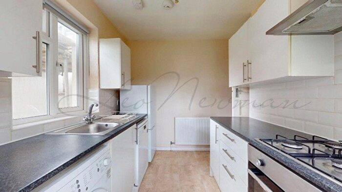 2 Bedroom Flat To Rent In Bedford Close, Barnet, N10