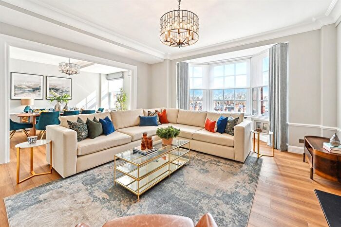 3 Bedroom Flat To Rent In Flat, - Grosvenor Square, London, W1K