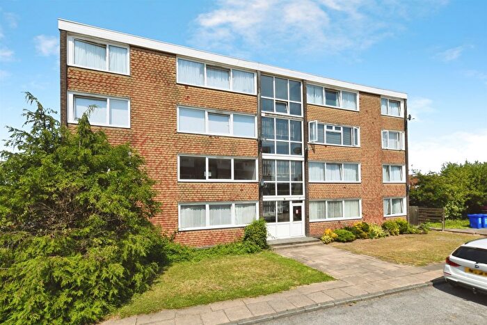 2 Bedroom Flat For Sale In Roseberry Avenue, Benfleet, SS7