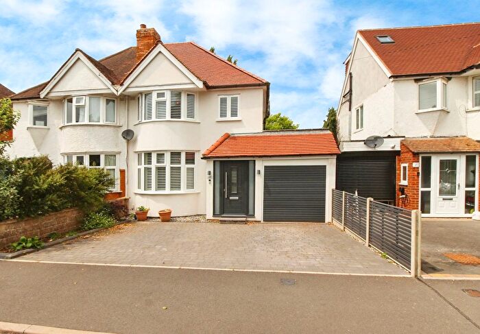 3 Bedroom Semi-Detached House For Sale In Kinross Road, Leamington Spa, CV32