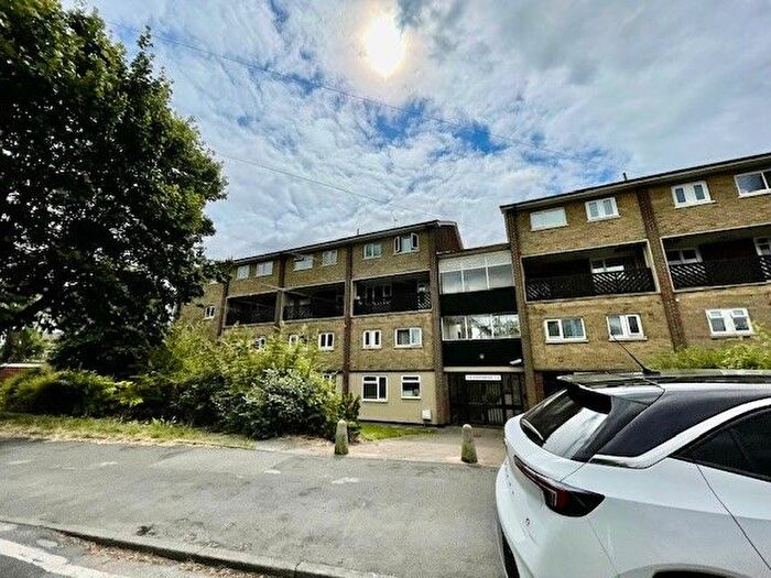 3 Bedroom Flat To Rent In Knightsbridge Oak Thorpe Drive, Kings Hurst, Birmingham, B37