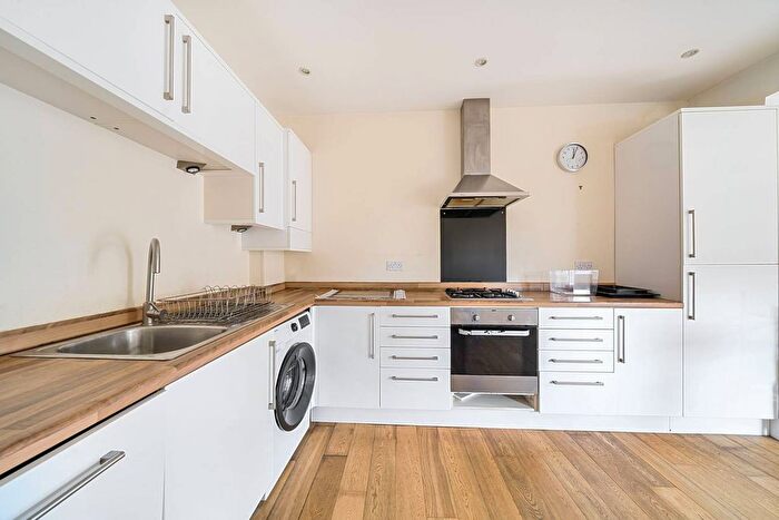 3 Bedroom Flat To Rent In Mitcham Lane, Streatham, London, SW16