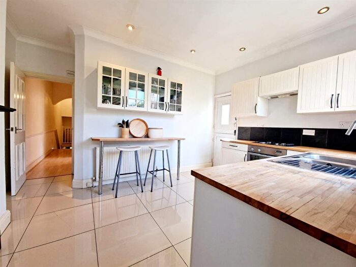 3 Bedroom Flat To Rent In Durnsford Road, London, SW19