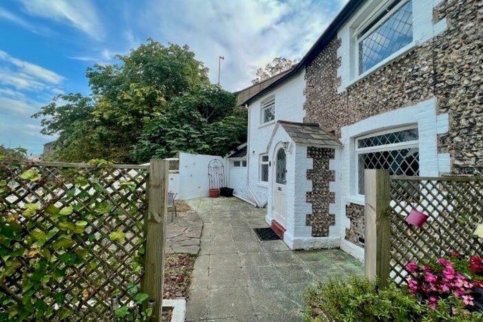 2 Bedroom Cottage To Rent In Lovers Walk Cottages, Brighton, BN1