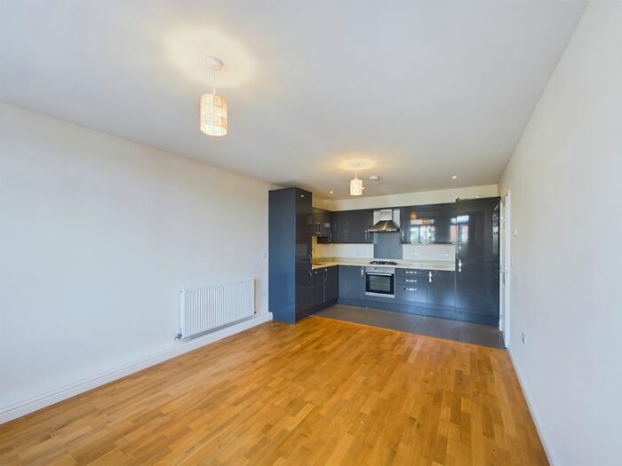 2 Bedroom Flat To Rent In Springfield Road, Horsham, RH12