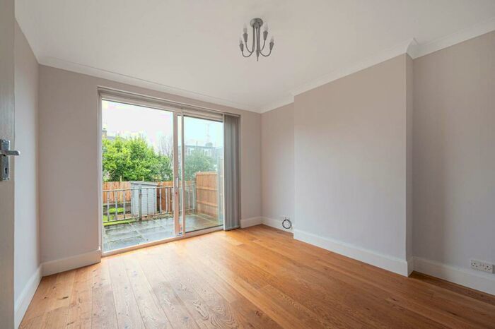 3 Bedroom Semi-Detached House To Rent In Birley Road, Whetstone, London, N20