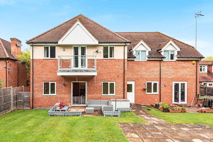 2 Bedroom Flat For Sale In Bassetsbury Lane, High Wycombe, Buckinghamshire, HP11