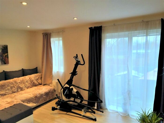 2 Bedroom Flat To Rent In Roycroft Close, London, E18