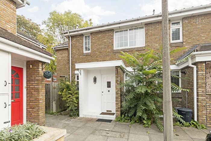 3 Bedroom Property To Rent In Pettiward Close, Putney, SW15