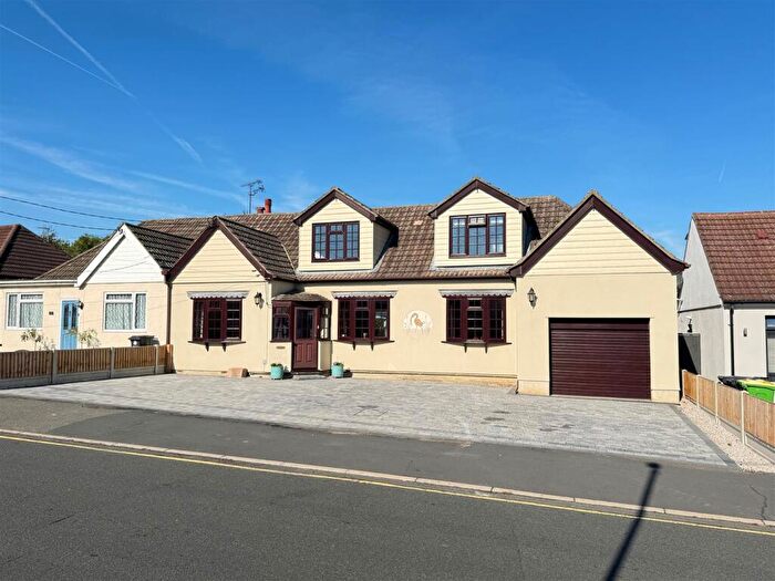 4 Bedroom Semi-Detached Bungalow For Sale In Queens Road, Rayleigh, SS6