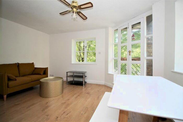 2 Bedroom Flat To Rent In Brunswick Quay, Surrey Quays, SE16