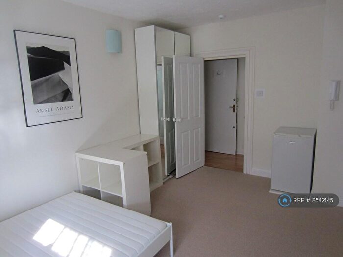 Studio To Rent In Wetherell Place, Bristol, BS8 - Photo 2