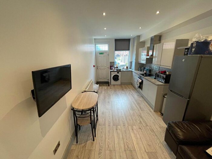 2 Bedroom Flat To Rent In Kirkstall Lane, Headingley, Leeds, LS6