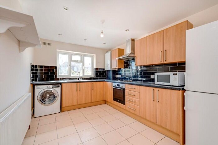 2 Bedroom Flat To Rent In Church Lane, East Finchley, N2