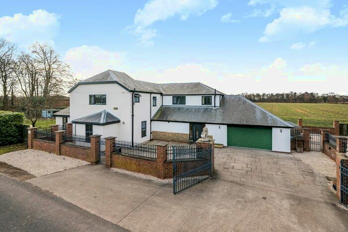 4 Bedroom Detached House For Sale In Chester Court Road, Camblesforth, Selby, YO8