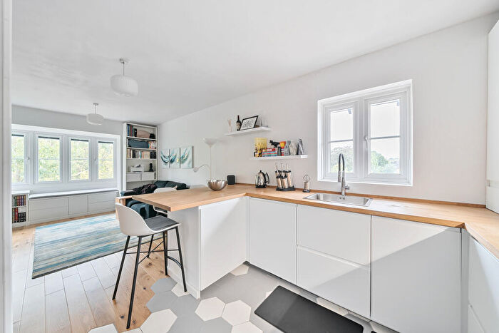 1 Bedroom Flat To Rent In Kingsworthy Close, Kingston Upon Thames, KT1