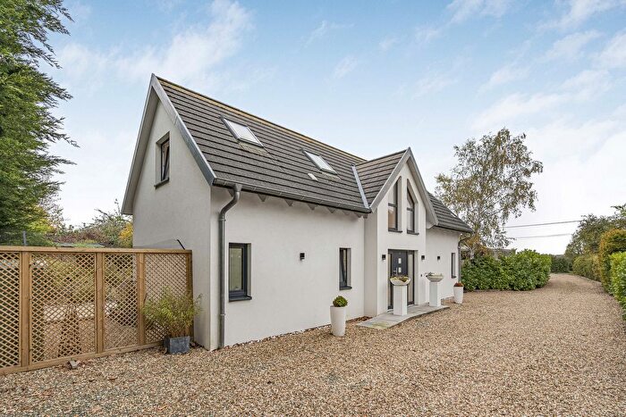 3 Bedroom Detached House For Sale In Station Road, Blackthorn, OX25