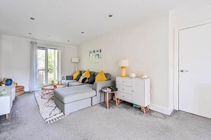 2 Bedroom Flat For Sale In Vale Farm Road, Woking, GU21