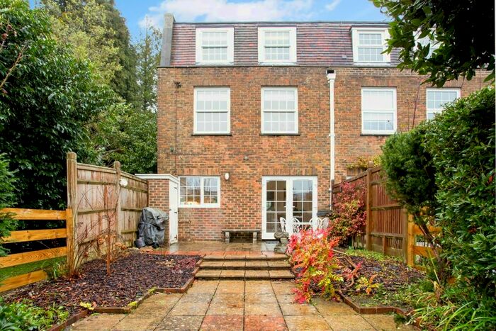 4 Bedroom Town House To Rent In Shepherds Walk, Tunbridge Wells, TN2