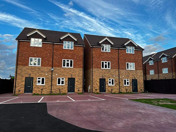 4 Bedroom Semi-Detached House To Rent In Tithe Farm Road, Dunstable, LU5