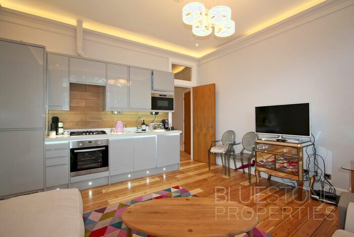 2 Bedroom Flat To Rent In Clapham Road, London, SW9