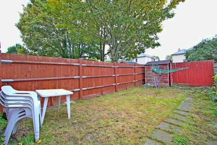 2 Bedroom Flat To Rent In Chestnut Grove, Ealing, W5