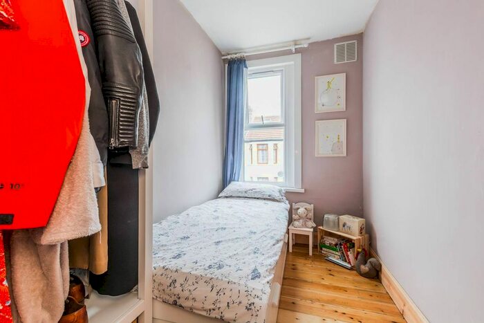 2 Bedroom Flat For Sale In Cheshunt Road, Forest Gate, London, E7