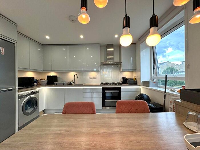 3 Bedroom Flat To Rent In Topmast Point, The Quarterdeck, London, E14