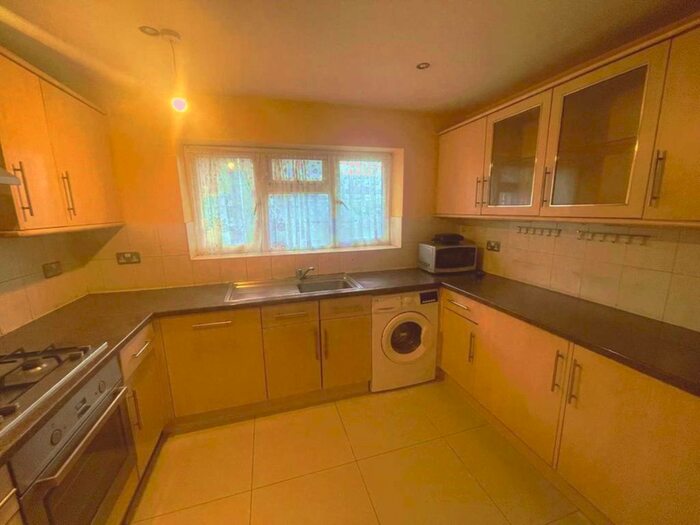 2 Bedroom Maisonette To Rent In Harlington, Hayes, UB3