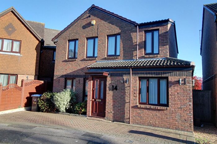 4 Bedroom Detached House To Rent In Chasewood Avenue, EN2
