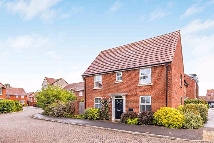 3 Bedroom Link Detached House For Sale In Glenleigh Park, Havant, PO9