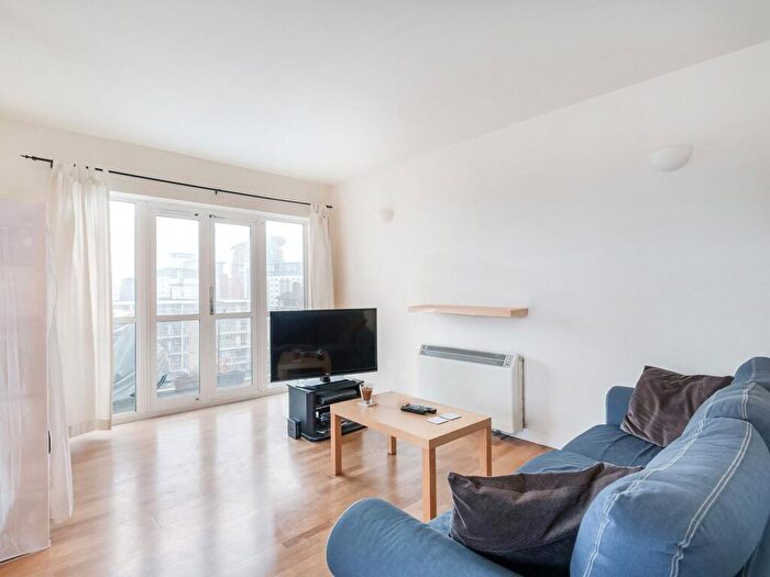 2 Bedroom Apartment To Rent In Jetty Court, Old Bellgate Place, E14