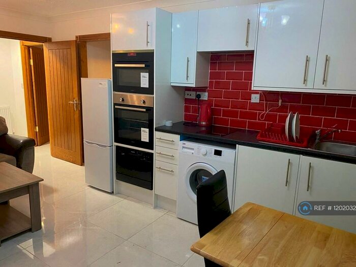 2 Bedroom Flat To Rent In Shepherds Walk, London, NW2