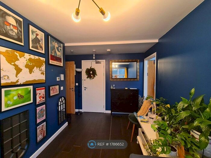 1 Bedroom Flat To Rent In Queens Moat House, Romford, RM1