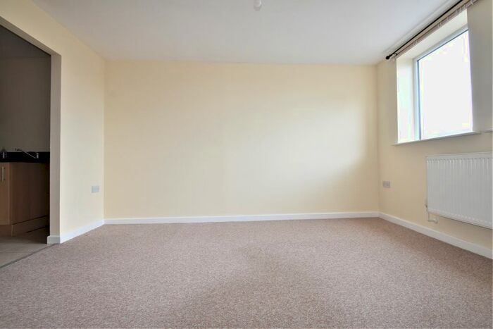2 Bedroom Flat To Rent In High Street, Cosham, Portsmouth, PO6