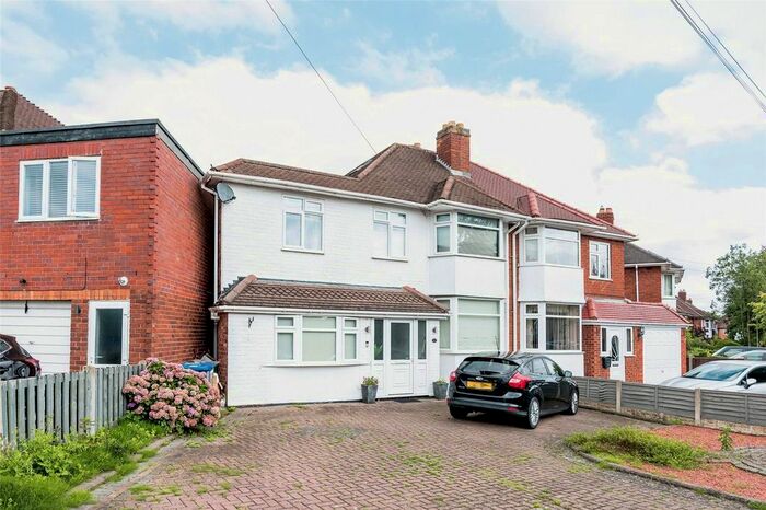 3 Bedroom Semi-Detached House For Sale In Lyn Avenue, Lichfield, WS13