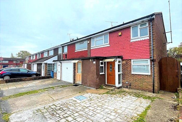 4 Bedroom Semi-Detached House To Rent In Cedar Avenue, Blackwater, GU17